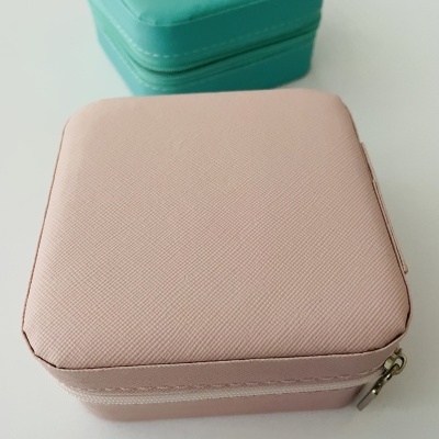 Caixas pequenas quadradas rosa e verde com fecho de correr