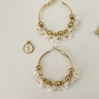 Brincos argola dourados com flores transparentes e contas douradas