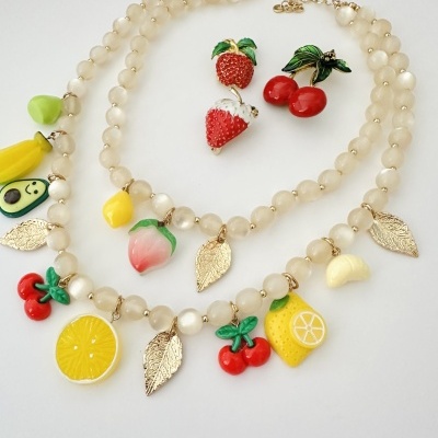 Colar de contas com pendentes de frutas coloridas e broches de frutas