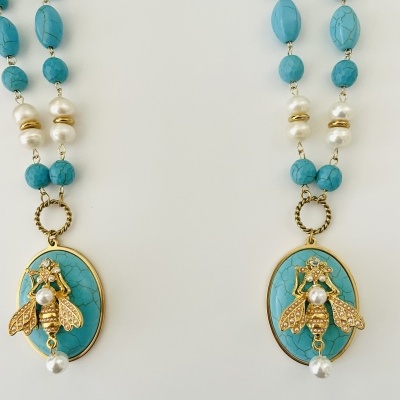 Dois colares com contas turquesa, pérolas falsas e pingentes dourados em forma de abelha
