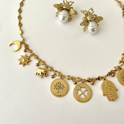 Colar dourado com vários pendentes e brincos de abelha com pérolas