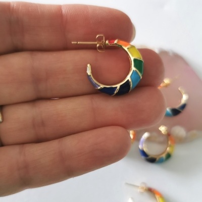 Par de brincos de argola coloridos em esmalte com metal dourado