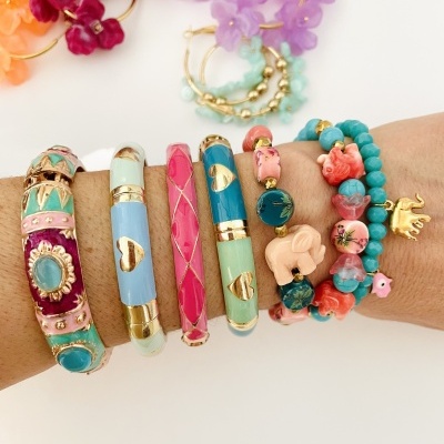 Pulseiras coloridas em metal e miçangas com detalhes em forma de coração, flor e elefante