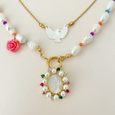 Colar duplo com anjo branco e pendente dourado com figura religiosa e pérolas