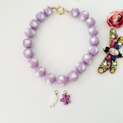 Colar lilás com corações brancos, broche de abelha colorida e flor rosa