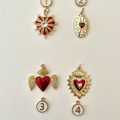 Quatro pendentes dourados com detalhes vermelhos e números correspondentes em fundo branco