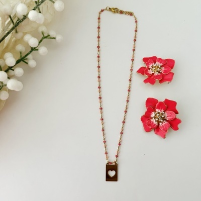 Colar dourado com contas vermelhas e pendente coração e brincos flor vermelhos com pedras