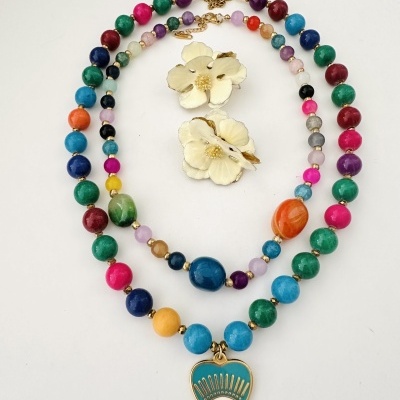 Conjunto de colar e pulseira de contas coloridas com medalha e brincos florais creme