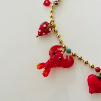 Colar com pendentes coloridos de morango, lagosta e pimento