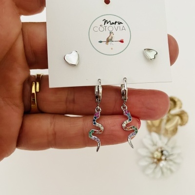 Conjunto de brincos em metal prateado com pendentes de serpente colorida e brincos de coração