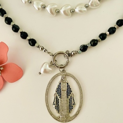 Colar com pendente oval e contas pretas