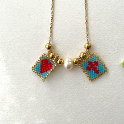 Colar com pendentes quadrados de miçangas coloridas e pérola central