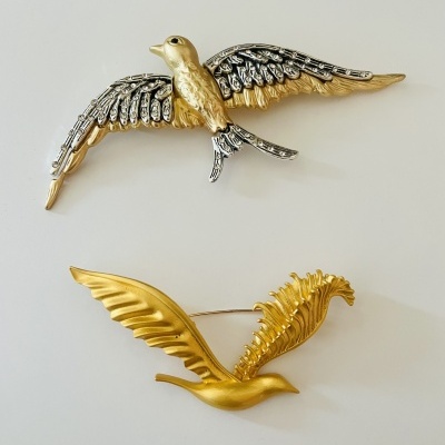 Broches decorativos de pássaros dourados e prateados