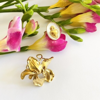 Anéis dourados com flores naturais rosa e amarela