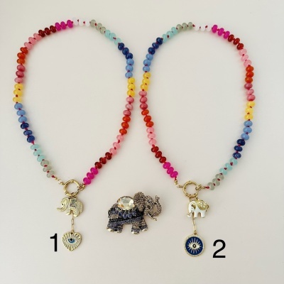 Dois colares de contas coloridas com pingentes de elefante e símbolos numerados 1 e 2