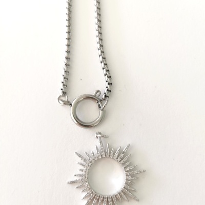 Colar prateado com pendente de sol estilizado