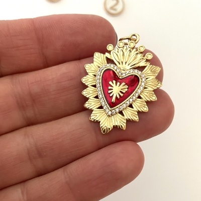 Pingente dourado em forma de coração com esmalte vermelho e decoração floral.
