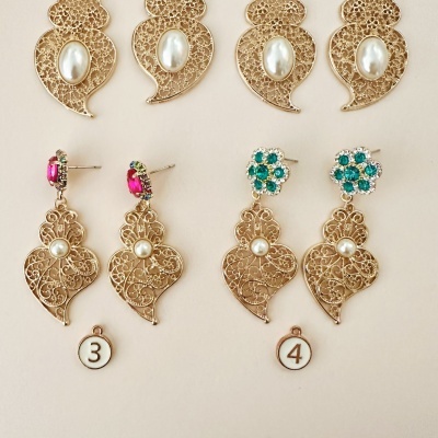 Conjunto de brincos dourados com pérolas e pedras coloridas, etiquetas numeradas 3 e 4