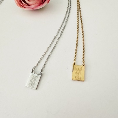 Colares dourado e prateado com pendente retangular e anjo gravado