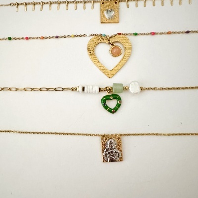 Colares finos dourados com pendentes de coração e retângulos com detalhes coloridos