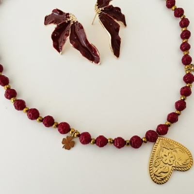 Colar vermelho com pendente coração dourado e brincos vermelhos em forma de folha