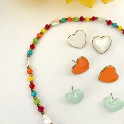 Colar colorido de contas pequenas e três pares de brincos de coração em várias cores