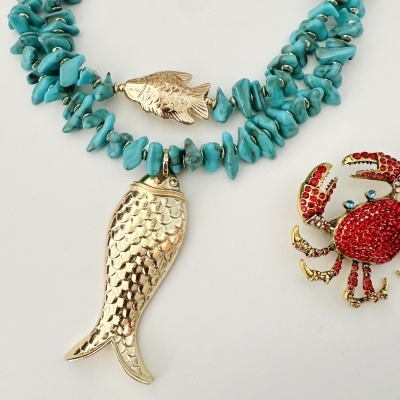 Colar turquesa com fecho peixe dourado detalhado