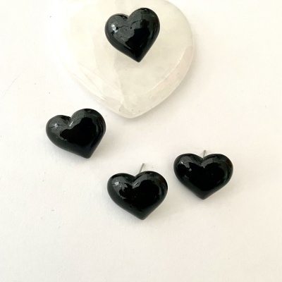 Brincos em forma de coração pretos sobre base de coração de cristal