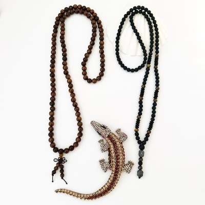 Colares e broche em forma de crocodilo decorado com pedras brilhantes