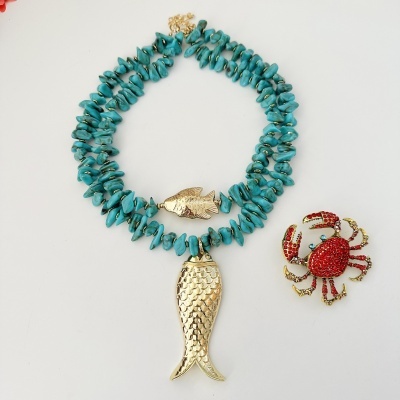 Colar de pedras turquesa com pendente de peixe dourado e corrente de fecho