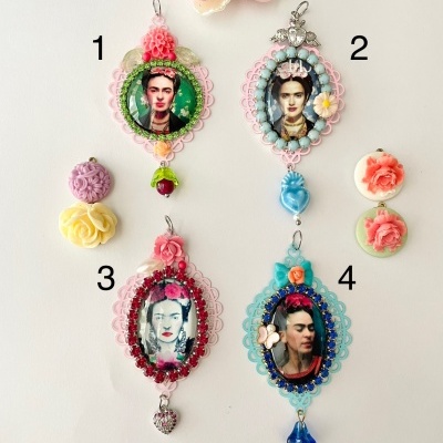Molduras ovais decorativas com imagens de Frida Kahlo e ornamentos florais coloridos