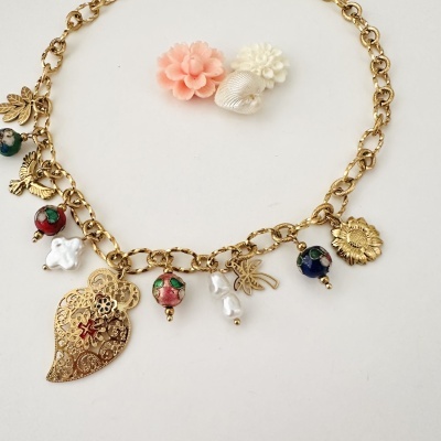 Colar dourado com pendentes coloridos e pérolas