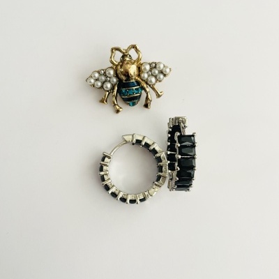 Broche abelha dourado com pérolas e brincos argola com pedras pretas