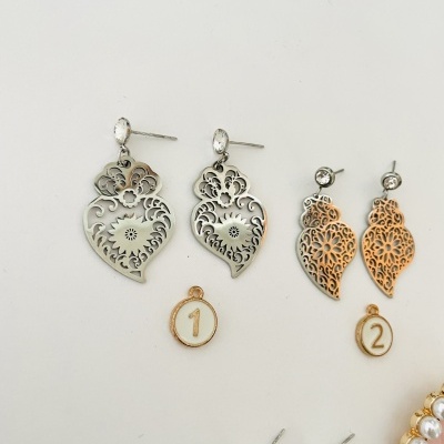 Conjunto de brincos metálicos recortados em padrão floral com etiquetas numeradas