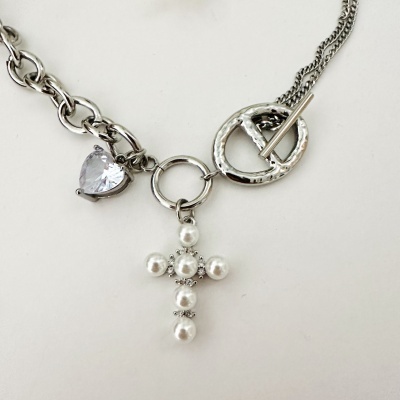 Colar prateado com pendentes de cruz de pérolas e coração transparente