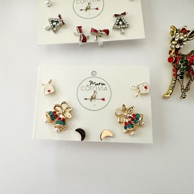 Brincos festivos em cartão Maria Cotovia com broche de gato ao lado