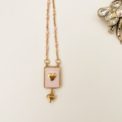 Colar dourado com pendente retangular rosa e coração dourado, corrente com contas cor-de-rosa