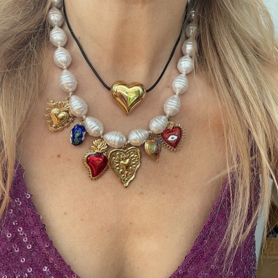Colar de pérolas com pendentes dourados e vermelhos em forma de coração