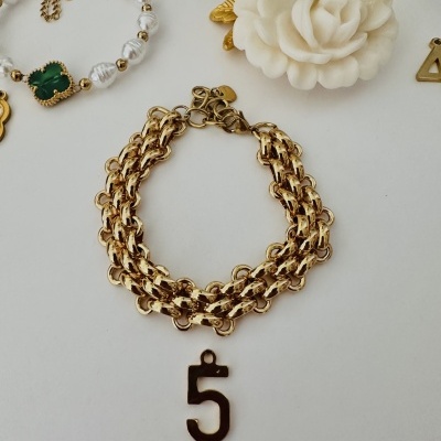 Colar dourado, pulseira com pérolas e pedra verde, pulseira rígida verde, pendente dourado com número 5