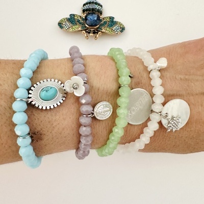 Pulseiras de contas coloridas e broche de abelha com pedras coloridas
