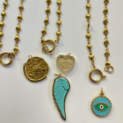 Correntes douradas com vários pendentes coloridos sobre fundo branco