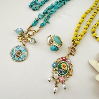 Conjunto de acessórios com colares de contas e anel com pedras e pérolas