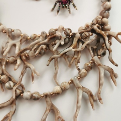 Conjunto de colar, pulseira e brincos com design de coral e aranhas decorativas