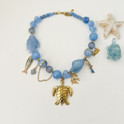 Colar azul com pendentes marinhos e broche estrela do mar pérolas.