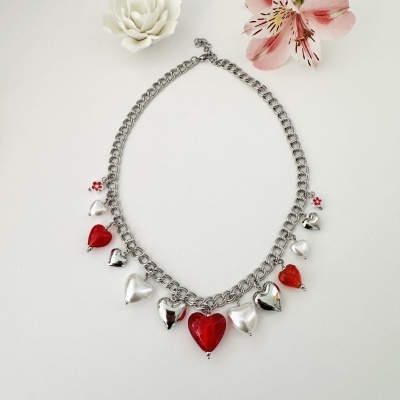 Colar com pingentes de corações vermelho, pérola e metal prateado e flores decorativas