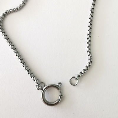 colar de corrente metálica prateada com fecho redondo