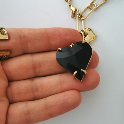 Colar com pendente coração preto e corrente dourada