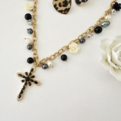 Colar dourado com pendente em cruz e contas coloridas