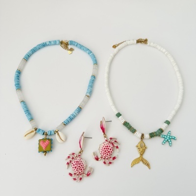 Dois colares coloridos com pendentes marítimos e brincos caranguejo rosa