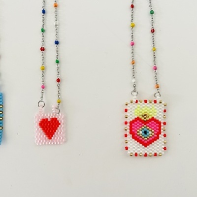 Dois colares de contas com pingentes quadrados coloridos